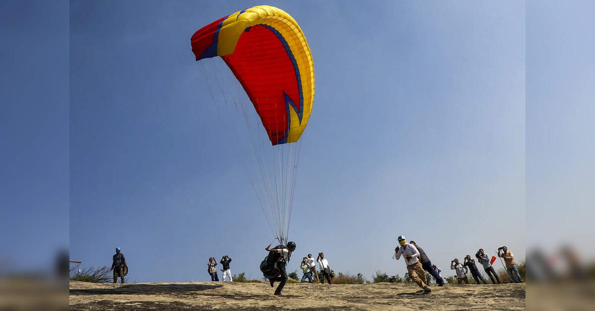 Jammu, next year, to introduce commercial skydiving from EttravelWorld